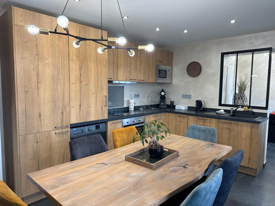 Kitchen or kitchenette, Dining area, minibar, pet friendly, stove