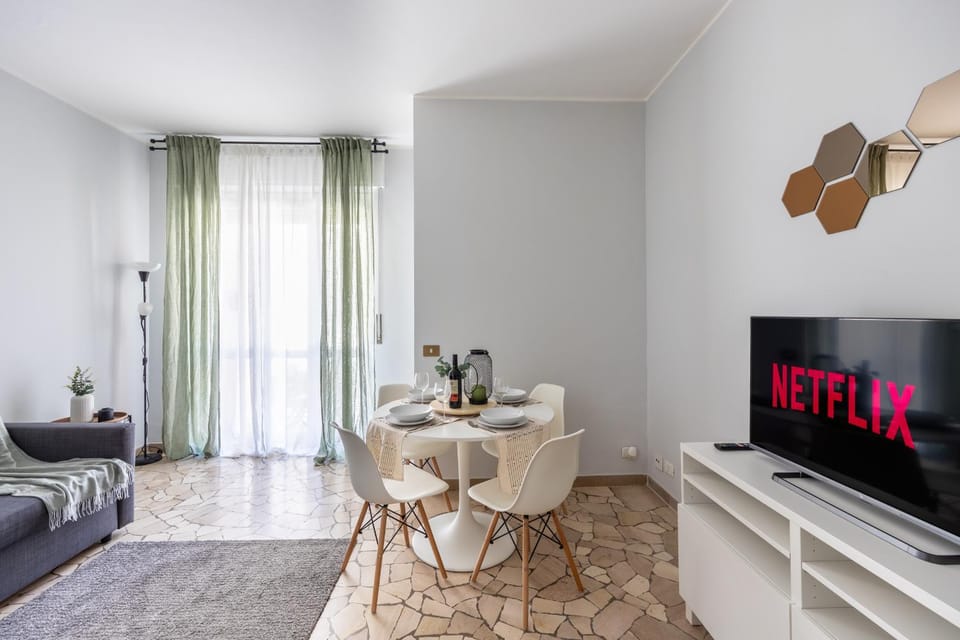 TV and multimedia, Living room, Seating area, Dining area