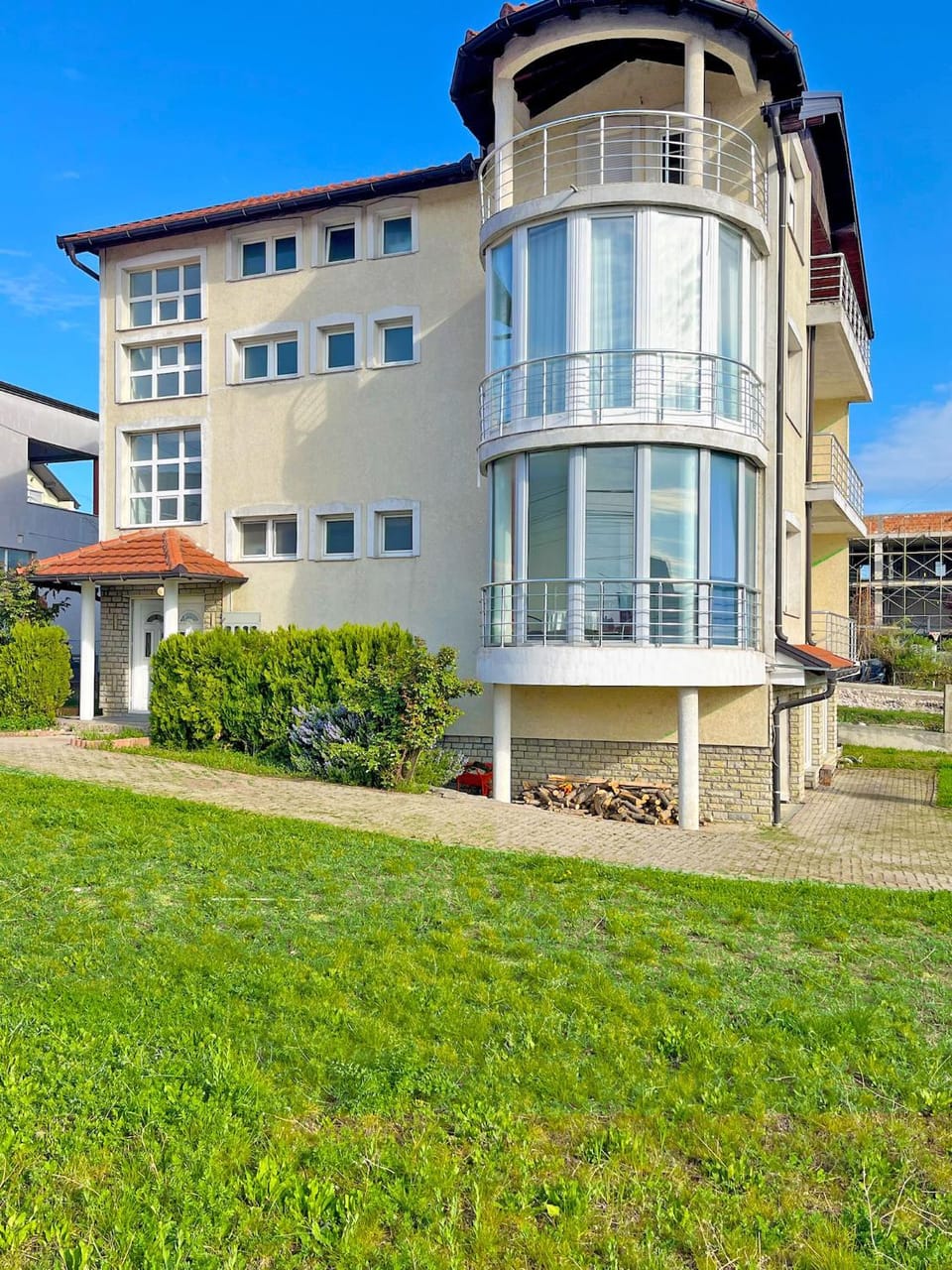 Property building, Facade/entrance, Garden