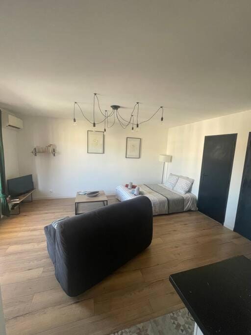Studio très agréable avec balcon et Wi-Fi Apartment in Sanary-sur-Mer