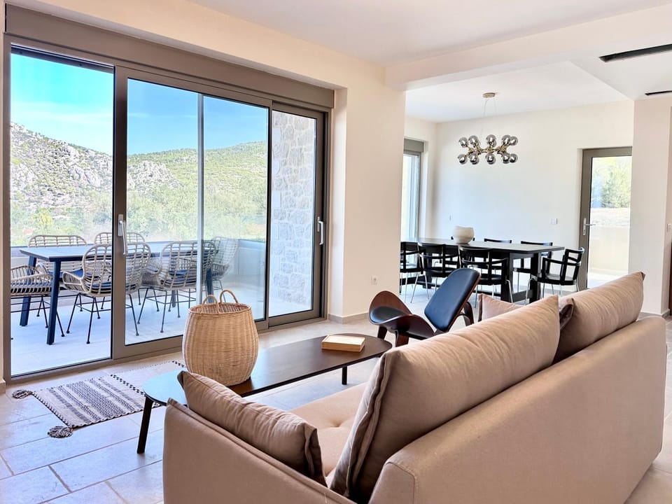 Natural landscape, View (from property/room), Balcony/Terrace, Living room, Seating area, Dining area