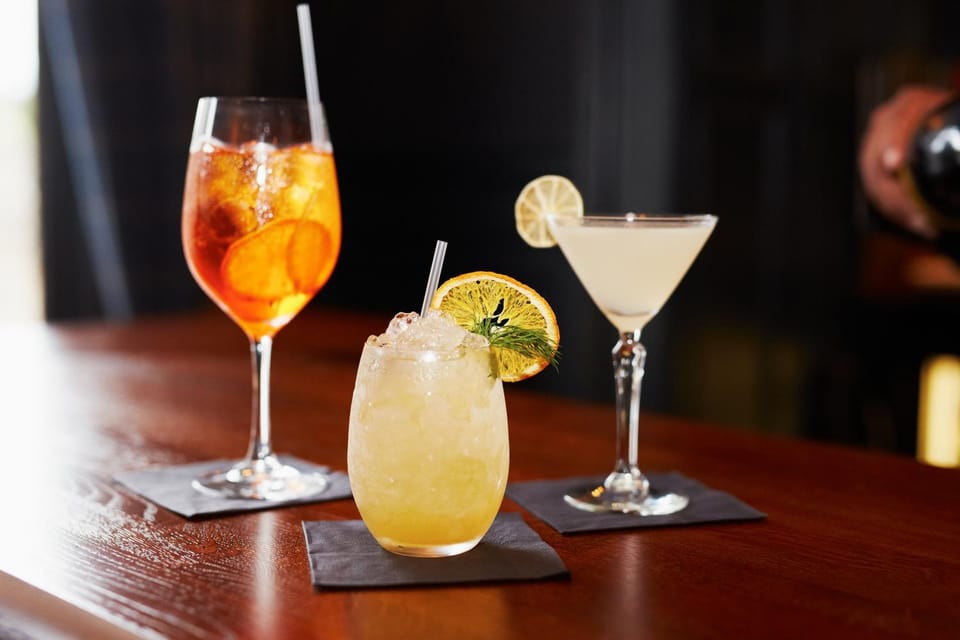 Restaurant/places to eat, Lounge or bar, Alcoholic drinks