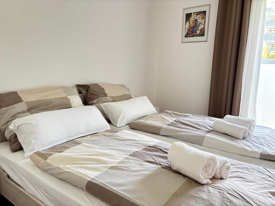 Bed, Bedroom, towels