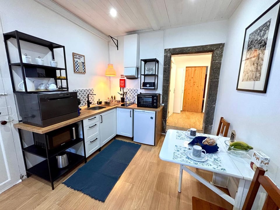 Kitchen or kitchenette, Meals, dishwasher, microwave, oven, stove