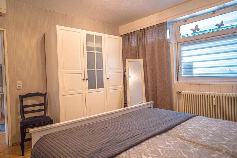 Bed, Photo of the whole room, Bedroom, internet, wardrobe