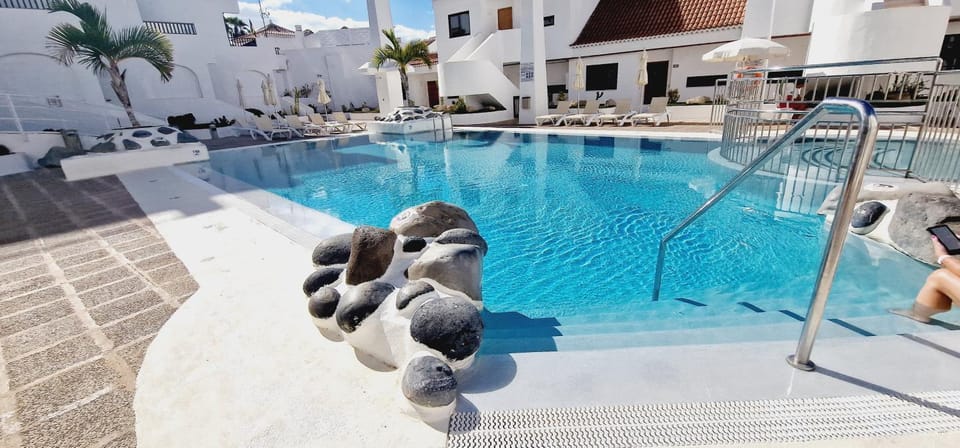 Property building, Day, Pool view, Swimming pool, sunbed