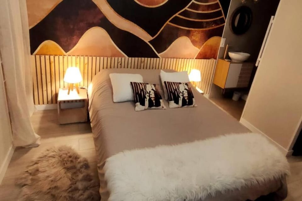 Bed, Photo of the whole room, Bedroom