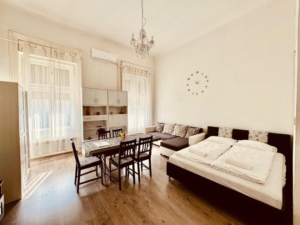 Oktogon Central Spacious AC Balcony Apartment in Budapest