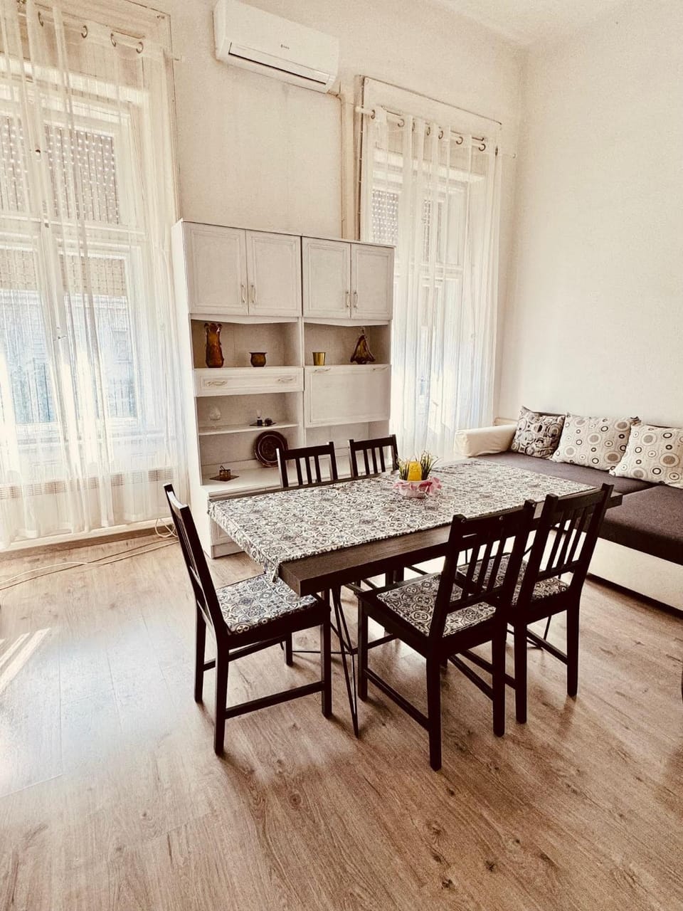 Oktogon Central Spacious AC Balcony Apartment in Budapest