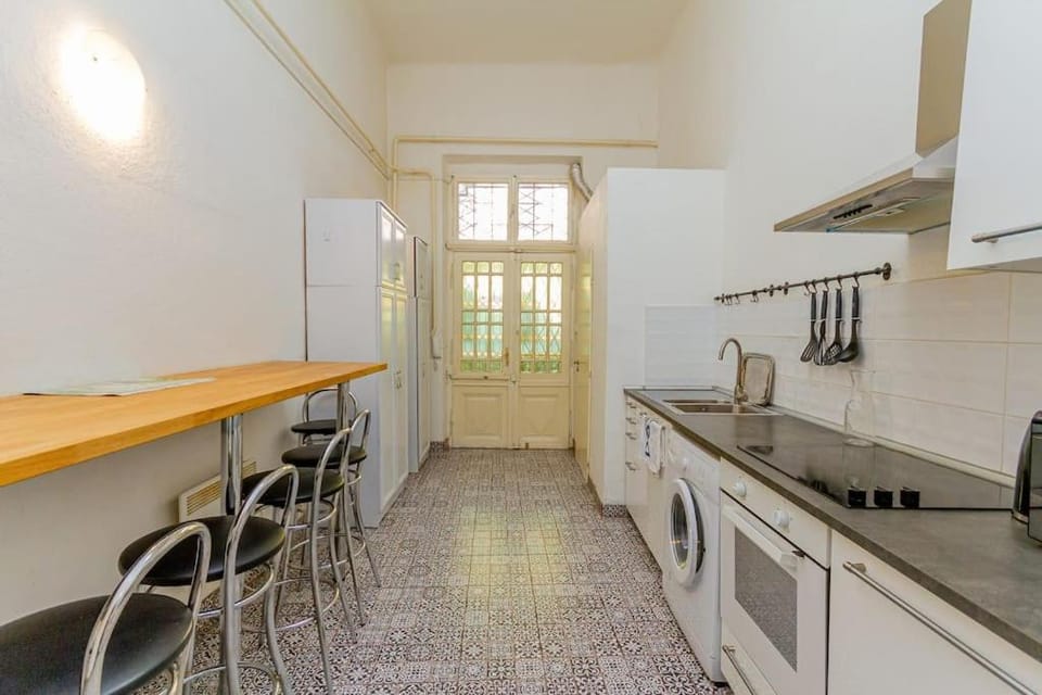 Oktogon Central Spacious AC Balcony Apartment in Budapest