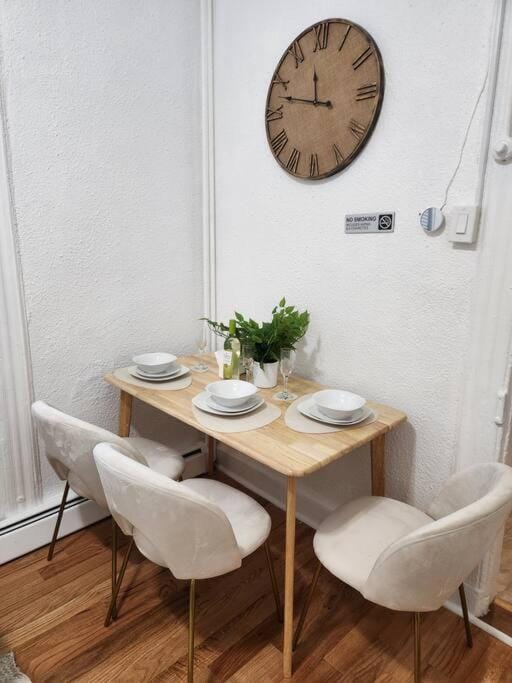 25 Percent OFF Spring Special Book Cozy King Bed Now! Apartment in Hoboken