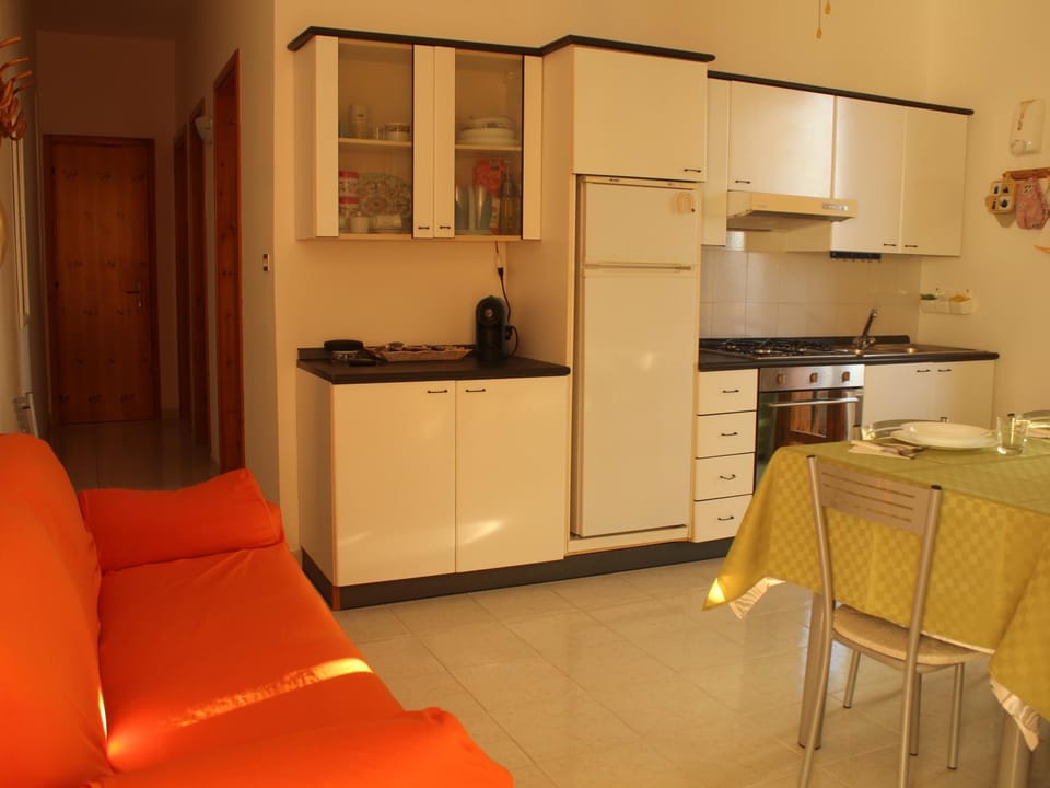 Kitchen or kitchenette, Living room, Dining area, minibar, pet friendly, stove