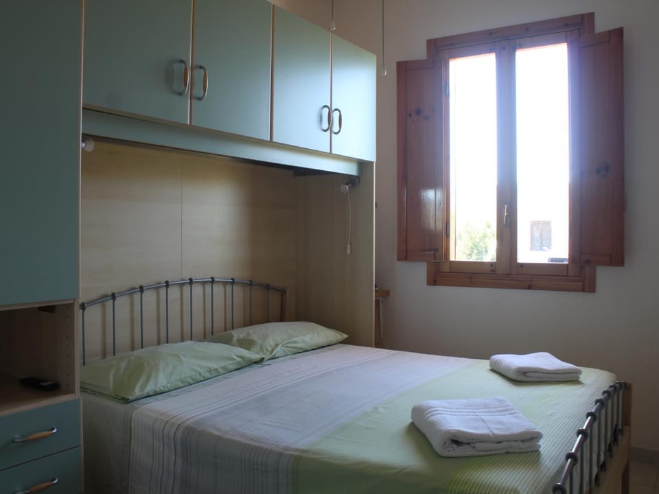 Bed, Bedroom, towels, wardrobe