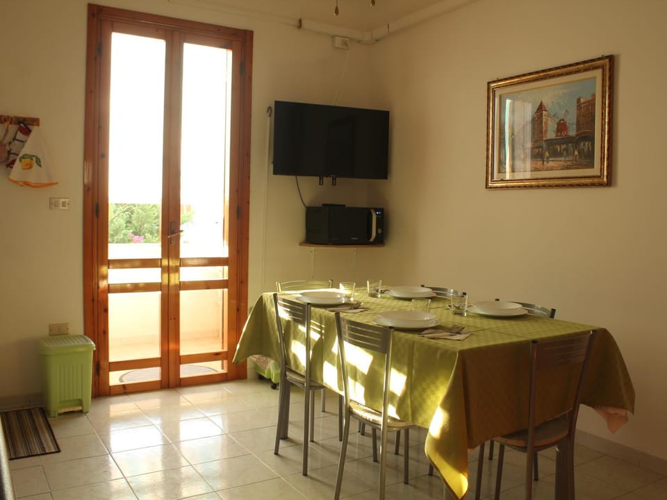 Communal lounge/ TV room, TV and multimedia, Living room, Dining area