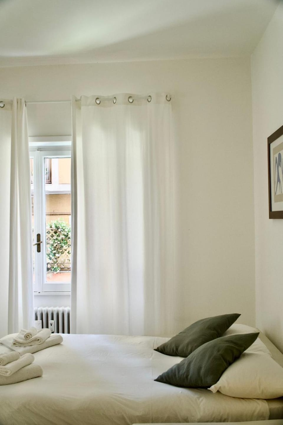 Bed, Bedroom, towels