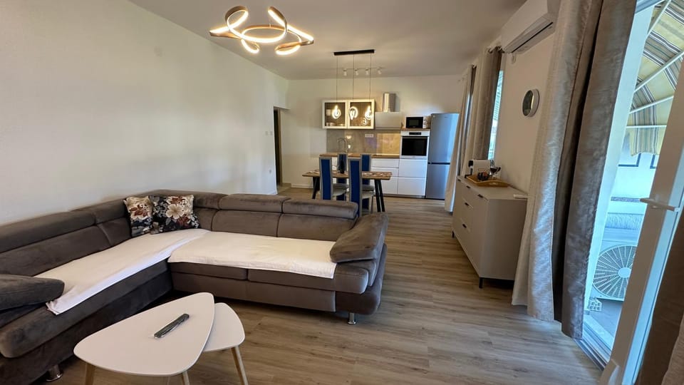 TV and multimedia, Living room, Seating area, Dining area, kitchen