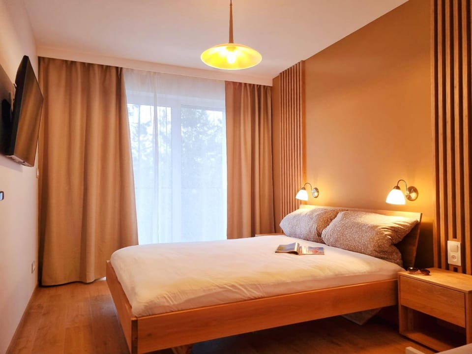 Bed, TV and multimedia, Bedroom