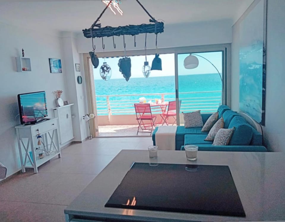 Communal lounge/ TV room, Bed, Natural landscape, TV and multimedia, Living room, Seating area, Dining area, Sea view