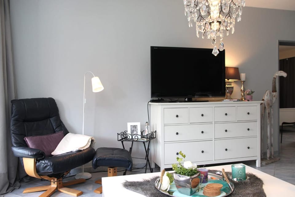 TV and multimedia, Living room, Seating area, Evening entertainment