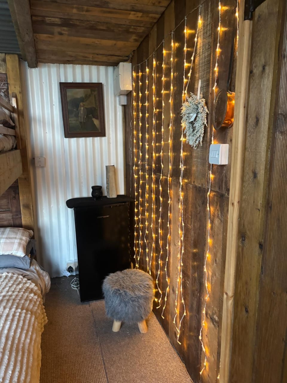 Bridie -rose rural shepherd hut , sleeps 4 with wood fuel hot tub -mini safari -on your doorstep small exotic animals Villa in Wales