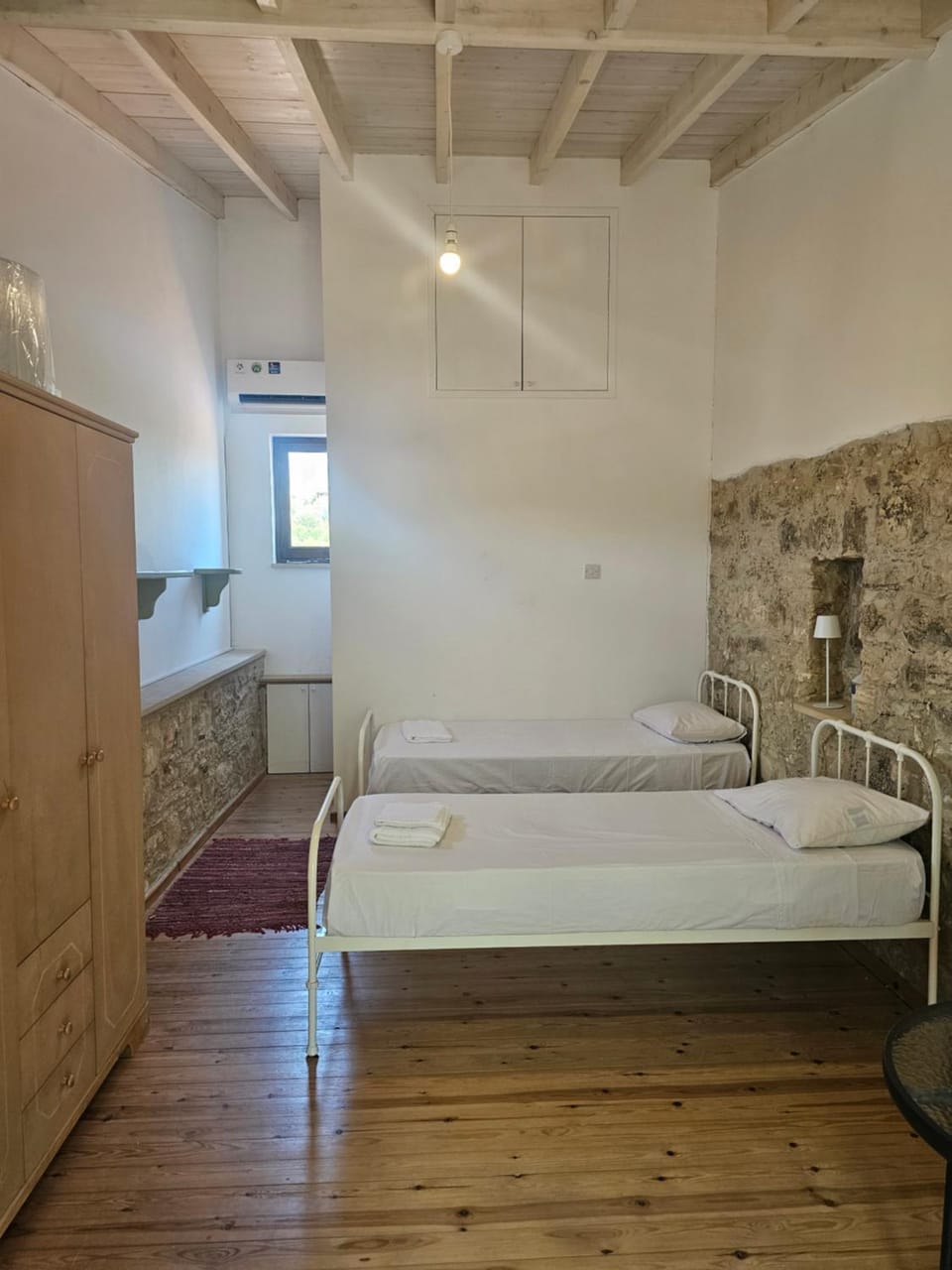 Bed, Photo of the whole room, towels