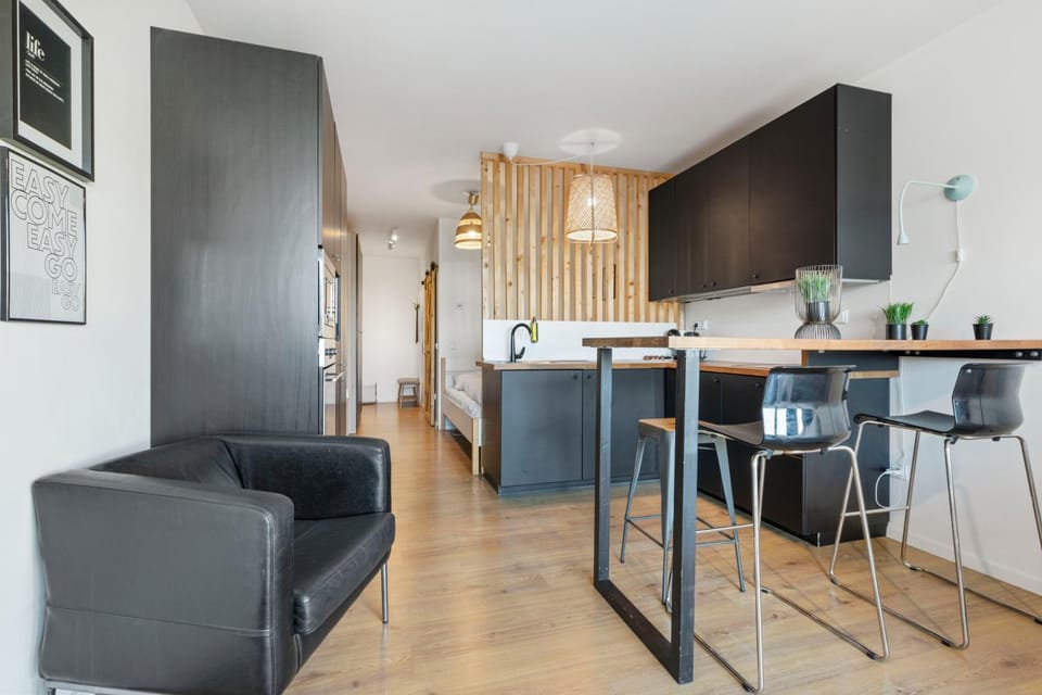 Kitchen or kitchenette, Living room, Seating area, Dining area, minibar, pet friendly