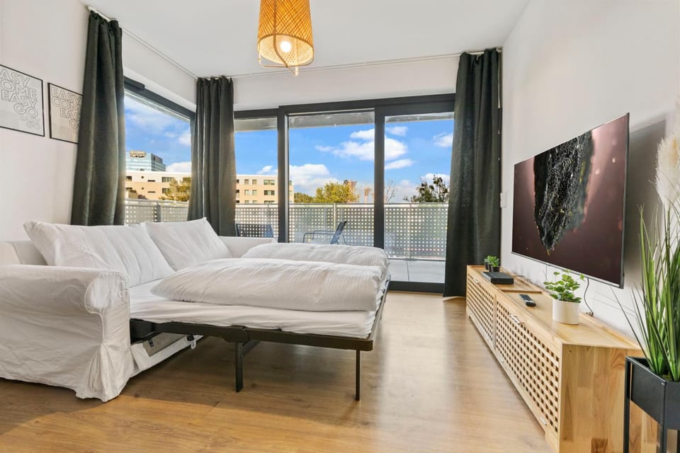 Bed, TV and multimedia, View (from property/room), Balcony/Terrace, Photo of the whole room, Bedroom, towels