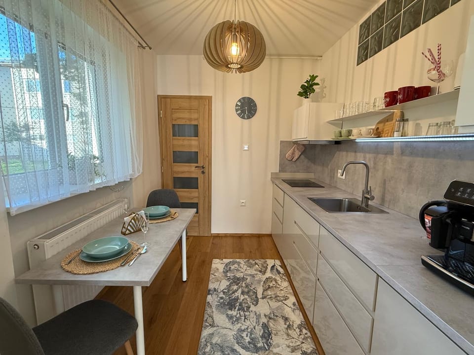 Coffee/tea facilities, Kitchen or kitchenette, stove