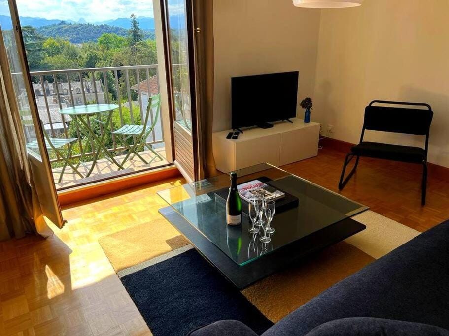 TV and multimedia, View (from property/room), Balcony/Terrace, Living room, Mountain view