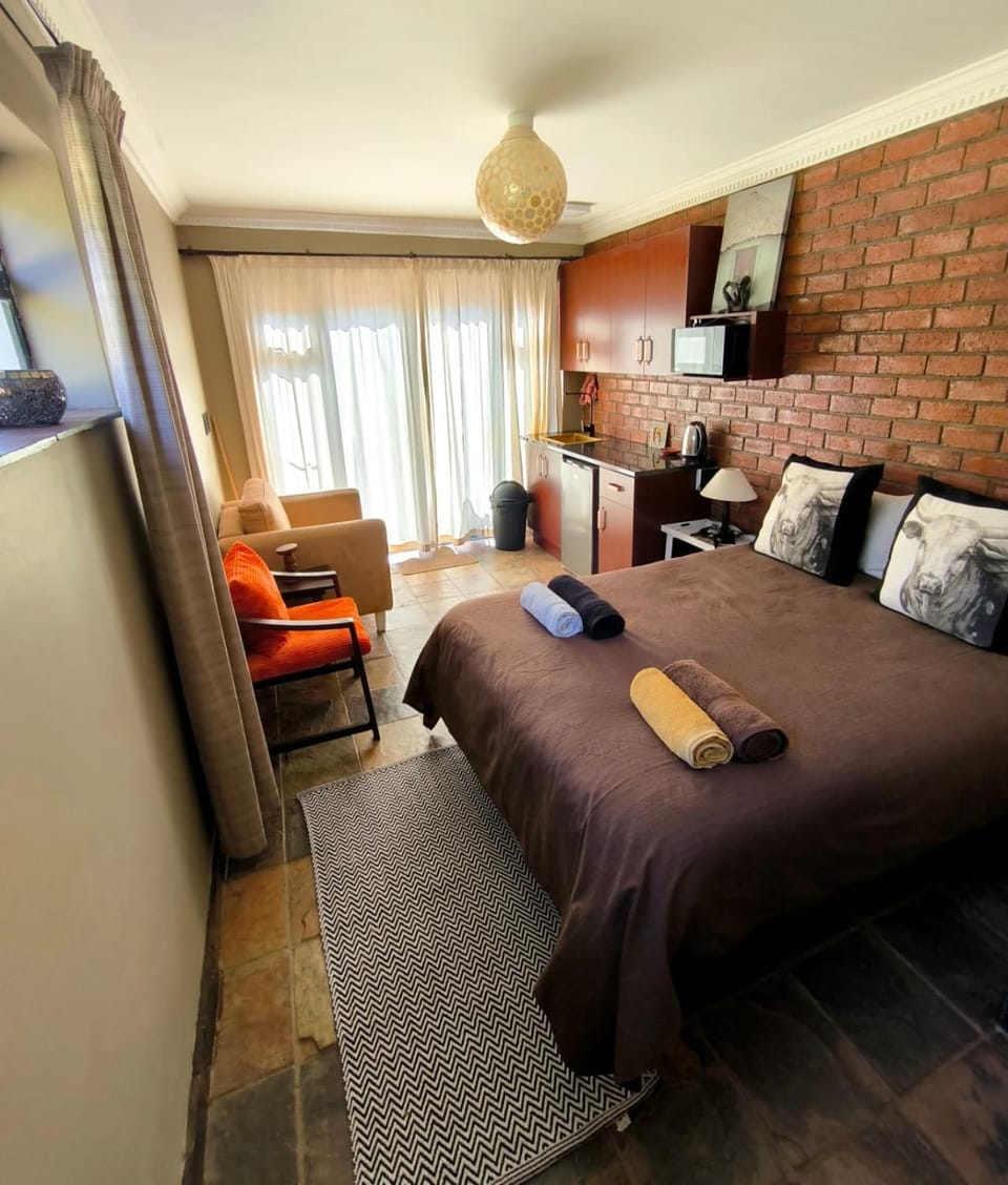 Bed, Living room, Photo of the whole room, Bedroom, towels