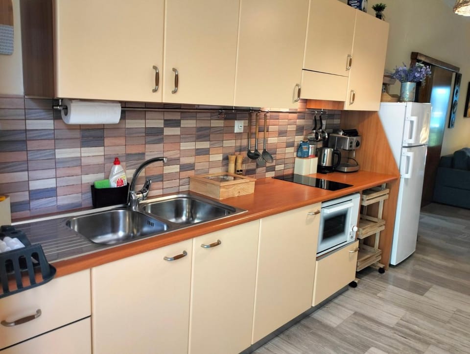 Coffee/tea facilities, Kitchen or kitchenette, stove