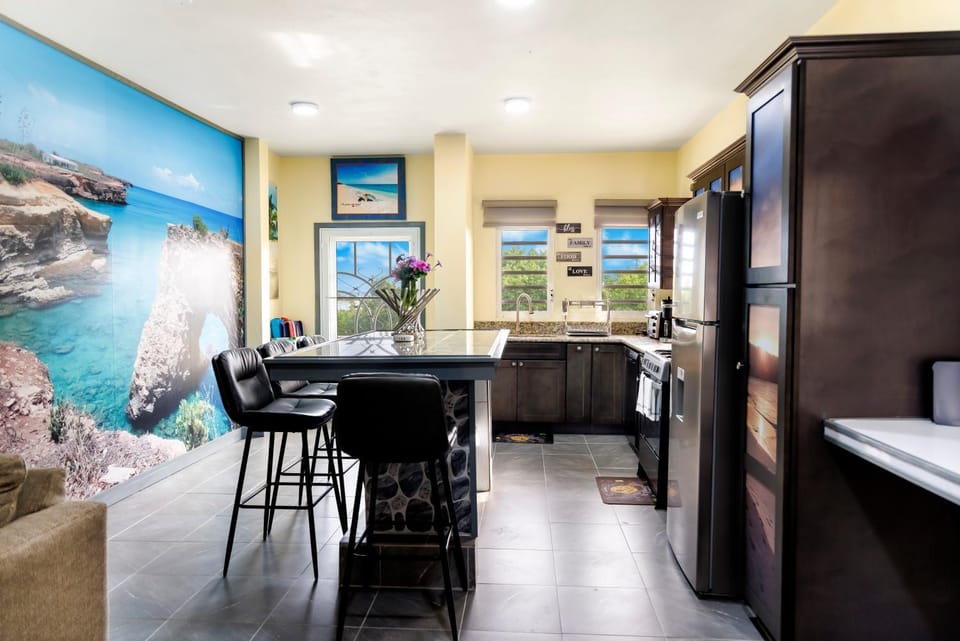 Kitchen or kitchenette, Dining area, minibar