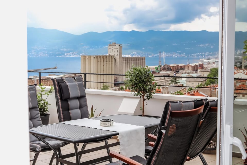 Day, View (from property/room), Balcony/Terrace, Seating area, Mountain view, Sea view