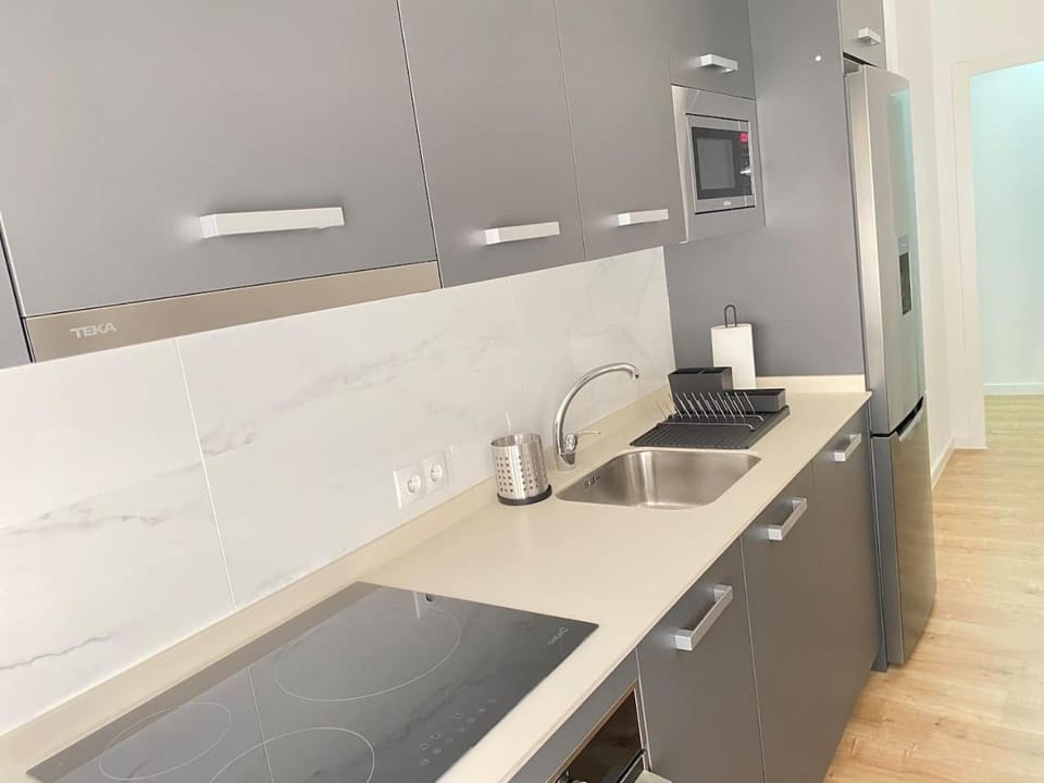 Kitchen or kitchenette, minibar, stove