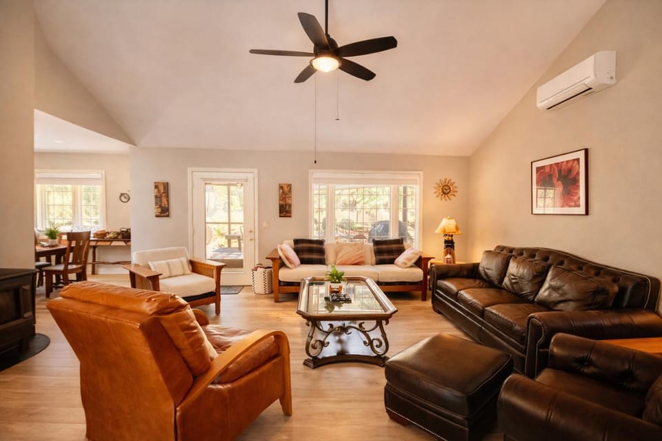 Spacious retreat 4BR AC, SHARC, Hot Tub, Games, Grill, Pets, Fireplace House in Sunriver