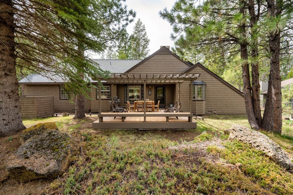 Spacious retreat 4BR AC, SHARC, Hot Tub, Games, Grill, Pets, Fireplace House in Sunriver