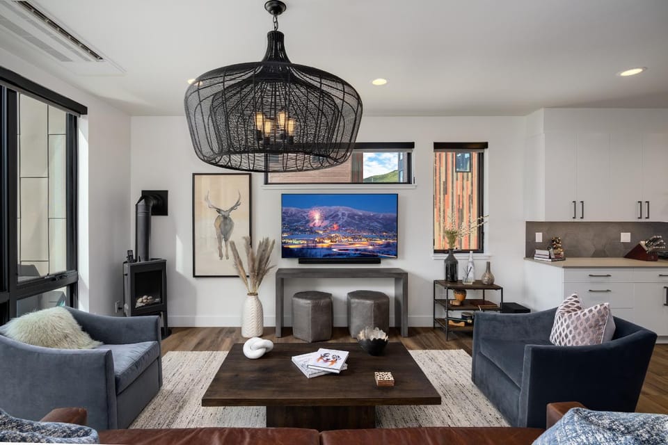 Luxury 4BR Home, Winter Ski Shuttle & Rooftop Private Spa! House in Steamboat Springs