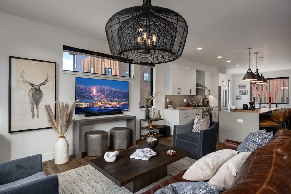 Luxury 4BR Home, Winter Ski Shuttle & Rooftop Private Spa! House in Steamboat Springs