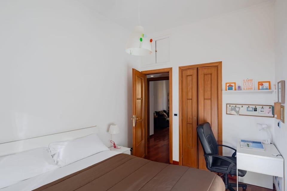 Photo of the whole room, Bedroom