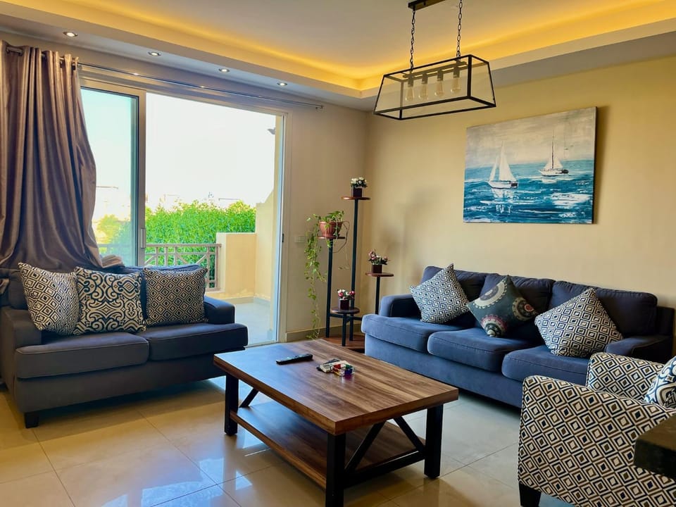 3-Brs Beachside Modern chalet Seaview & 3min walking l BBQ Chalet in Egypt