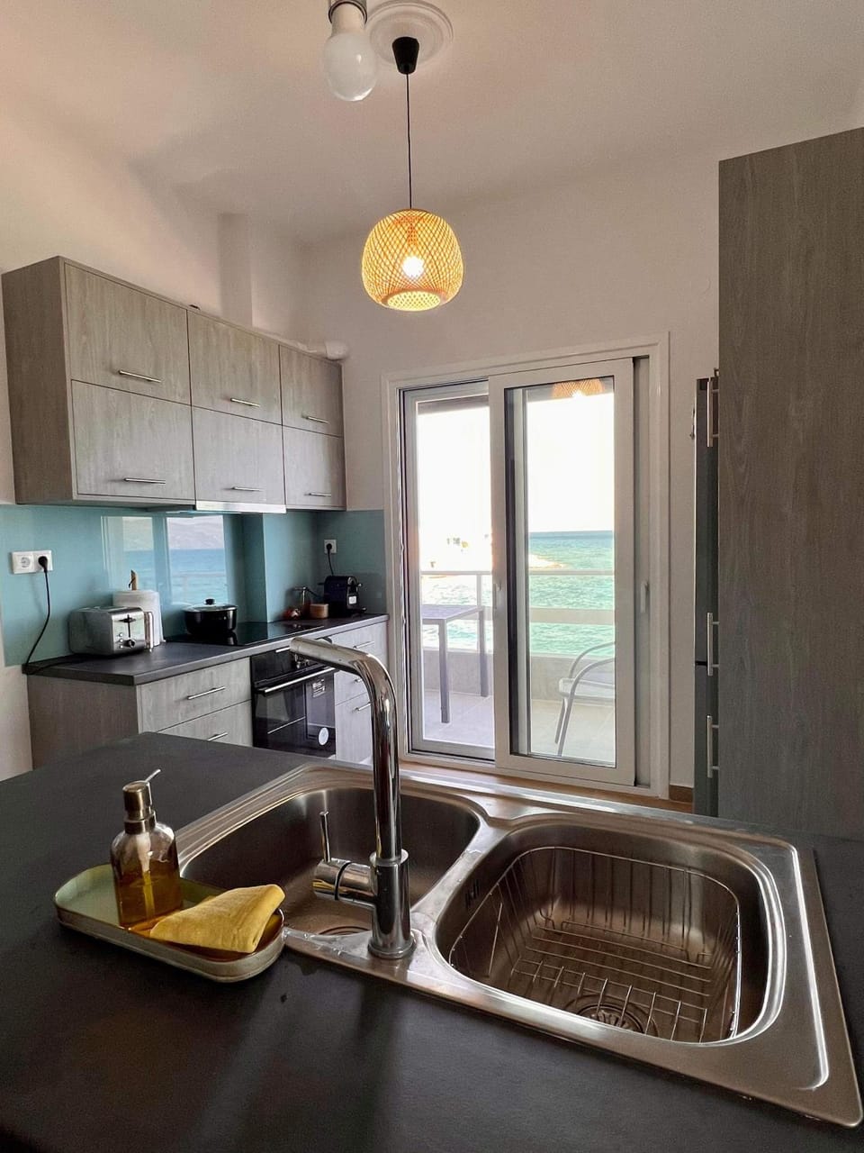 Kitchen or kitchenette, dishwasher, stove