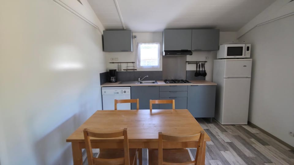 Kitchen or kitchenette, Dining area, dishwasher