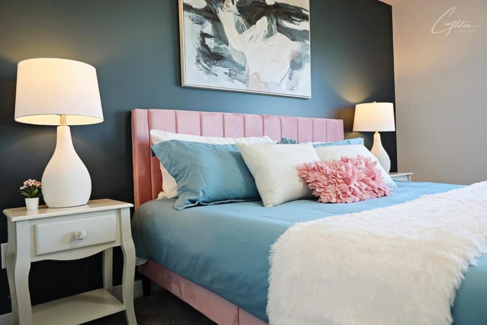 Beautiful Home With 4 King Beds,Airport,Disney+ House in Edmonton