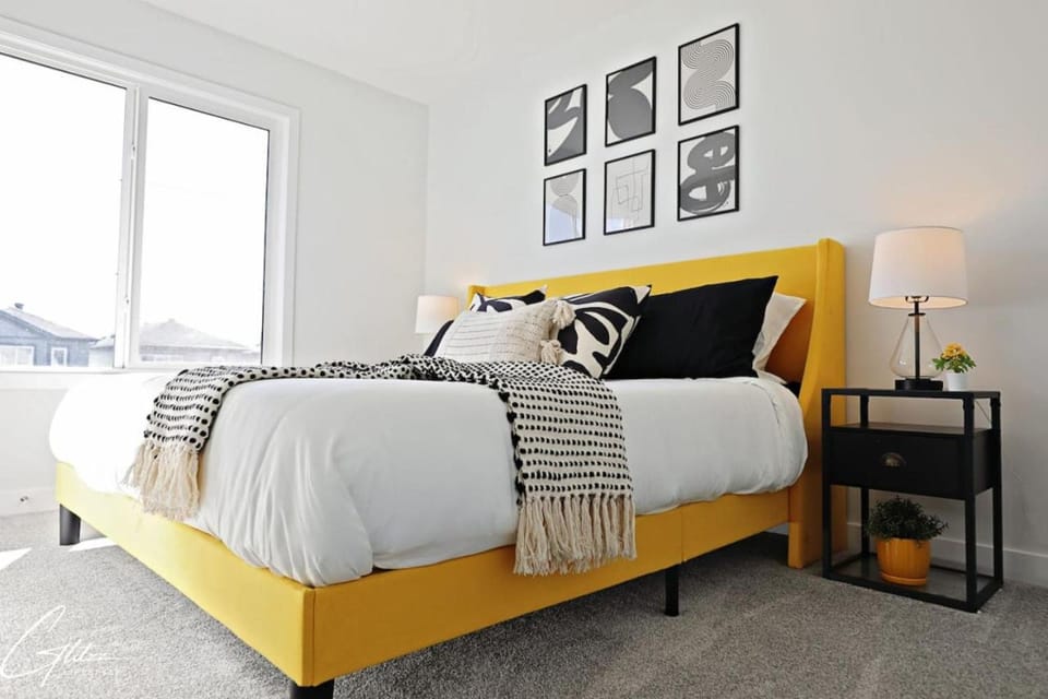 Beautiful Home With 4 King Beds,Airport,Disney+ House in Edmonton