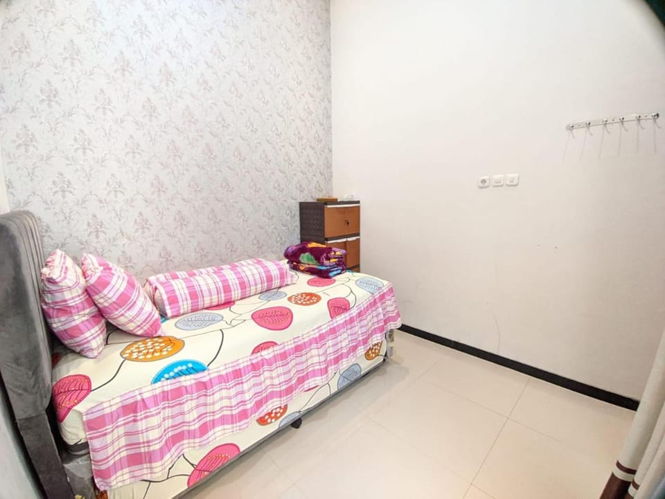 Photo of the whole room, Bedroom, wardrobe