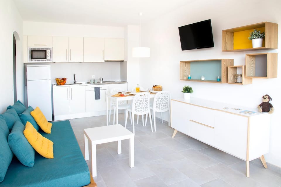 TV and multimedia, Kitchen or kitchenette, Living room, Seating area, Dining area