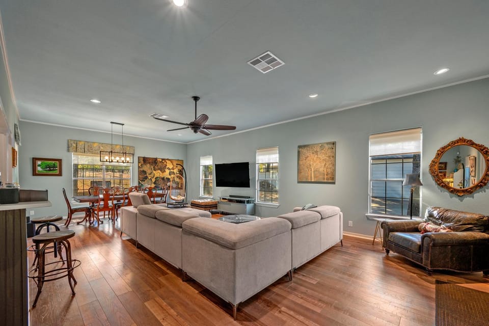 Entire Home! Fantastic Kitchen! 3 Full Baths House in Lake Texoma