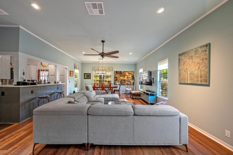 Entire Home! Fantastic Kitchen! 3 Full Baths House in Lake Texoma