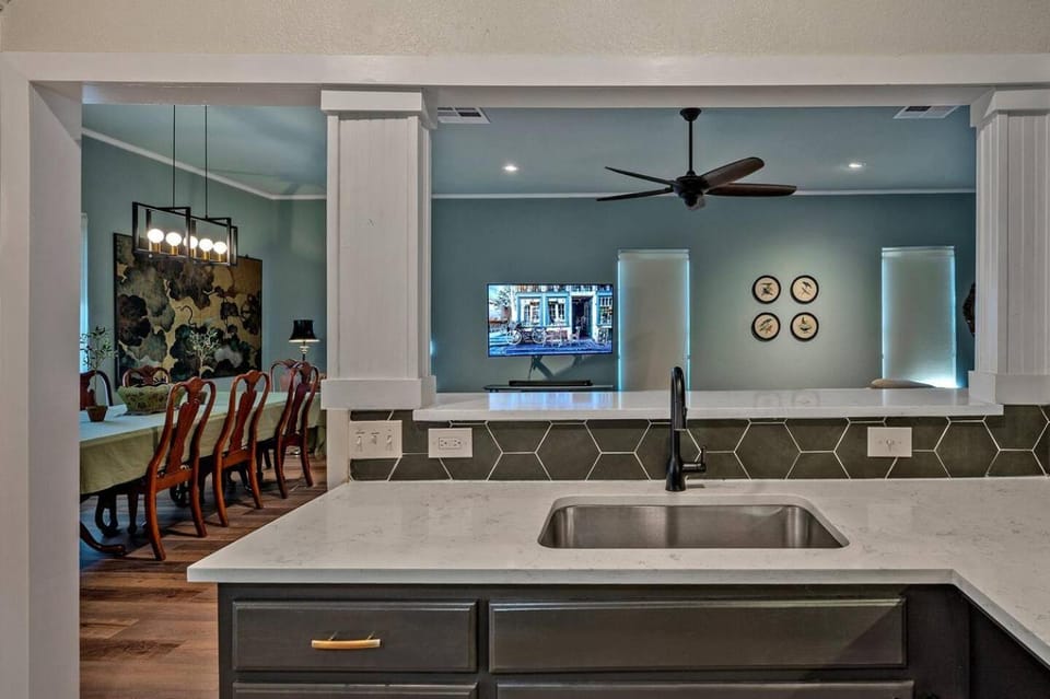Entire Home! Fantastic Kitchen! 3 Full Baths House in Lake Texoma