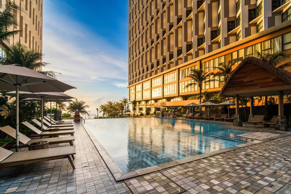 Property building, Day, Pool view, Swimming pool, sunbed